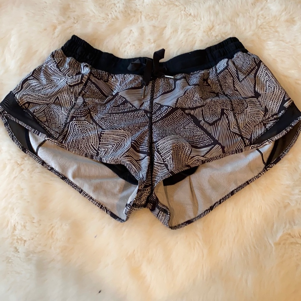 Black and white print lululemon shorts